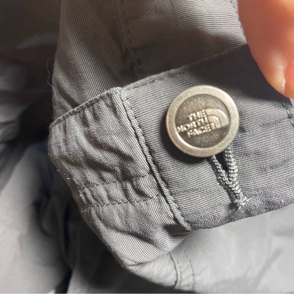 The North Face Womens size 6 Khaki Gray Cargo Hiking Shorts 6.5 inch lightweight - Picture 11 of 13